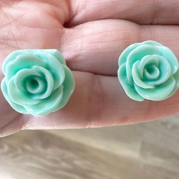 Green rose post earrings - Picture 8 of 8